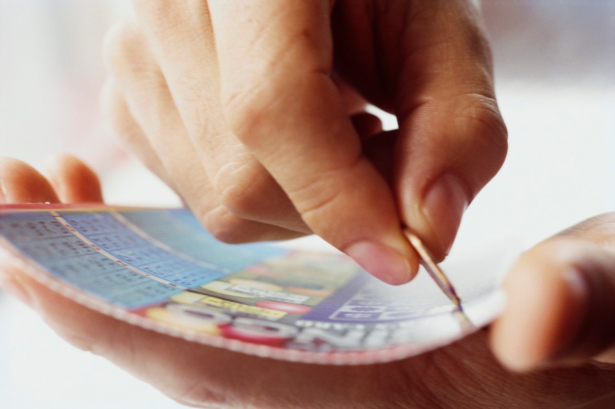 Sei il proprietario di un'azienda e prevedi di partecipare a un evento sportivo nel prossimo futuro, ma non hai idea della soluzione ideale per distinguerti dai tuoi numerosi concorrenti sul mercato? Che ne diresti di sperimentare il biglietto da grattare personalizzato? Semplice da progettare, pratico, poco ingombrante, questo strumento, inizialmente utilizzato per divertire, ha dimostrato e continua a dimostrare la sua efficacia nel fidelizzare la clientela. Vuoi saperne di più? Sarai servito nelle prossime righe! Sei il proprietario di un'azienda e prevedi di partecipare a un evento sportivo nel prossimo futuro, ma non hai idea della soluzione ideale per distinguerti dai tuoi numerosi concorrenti sul mercato? Che ne diresti di sperimentare il biglietto da grattare personalizzato? Semplice da progettare, pratico, poco ingombrante, questo strumento, inizialmente utilizzato per divertire, ha dimostrato e continua a dimostrare la sua efficacia nel fidelizzare la clientela. Vuoi saperne di più? Sarai servito nelle prossime righe!