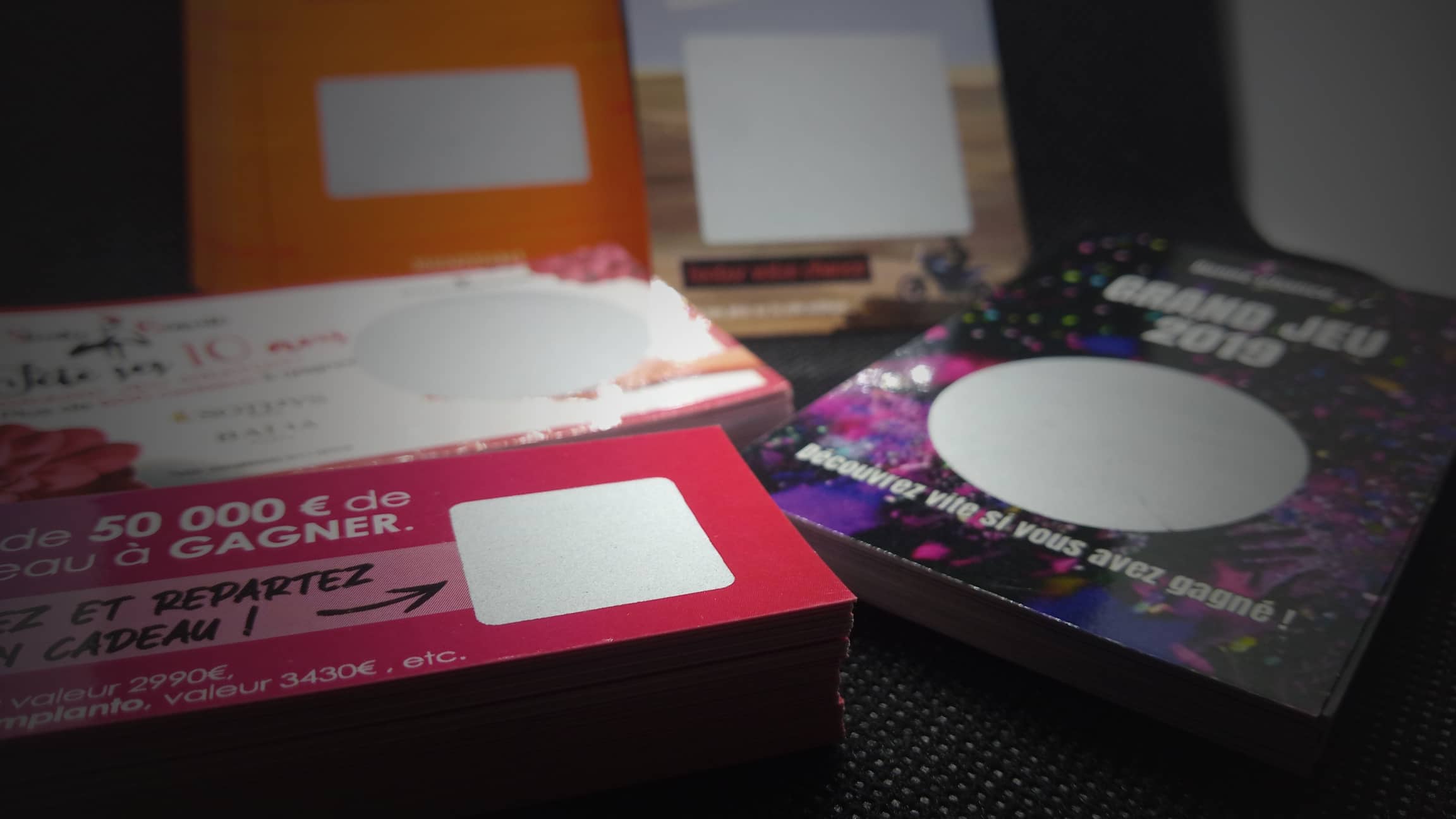 Le Olimpiadi 2020 si avvicinano rapidamente poiché si svolgeranno quest'estate a Tokyo. Una bellissima occasione per molte aziende di essere presenti in questo tipo di evento e raggiungere un pubblico proveniente da tutto il mondo. Quindi, sapere come distinguersi per presentare la propria offerta o prodotto sarà più che necessario se si desidera conquistare i passanti e i fan che vengono ad applaudire i loro sportivi preferiti. Per questo, l'uso dei biglietti gratta e vinci è un'ottima idea ludica che può essere facilmente messa in atto! Le Olimpiadi 2020 si avvicinano rapidamente poiché si svolgeranno quest'estate a Tokyo. Una bellissima occasione per molte aziende di essere presenti in questo tipo di evento e raggiungere un pubblico proveniente da tutto il mondo. Quindi, sapere come distinguersi per presentare la propria offerta o prodotto sarà più che necessario se si desidera conquistare i passanti e i fan che vengono ad applaudire i loro sportivi preferiti. Per questo, l'uso dei biglietti gratta e vinci è un'ottima idea ludica che può essere facilmente messa in atto!