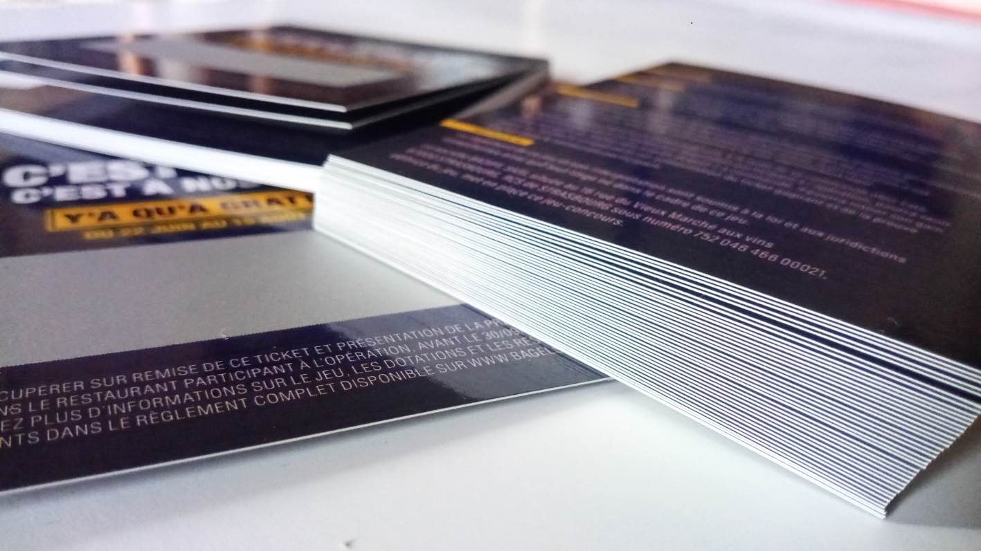 Oggi, molte aziende che desiderano promuovere un prodotto attraverso una campagna pubblicitaria sono numerose e cercano di essere il più inventivo possibile. Infatti, molti consumatori sono stanchi della pubblicità classica e è necessario raddoppiare l'originalità per riuscire a catturare la loro attenzione e farli interessare al prodotto o al servizio che desideri promuovere. Ciò che attira di più il pubblico sono i giochi. Divertenti e piacevoli, i giochi attirano molti consumatori che si coinvolgono rapidamente e vogliono tentare di vincere un premio. In Francia, i biglietti gratta e vinci sono molto popolari e generano un volume di vendite di oltre quindici milioni di euro all'anno. Infatti, visti come un modo divertente per vincere qualcosa, questi piccoli cartoncini personalizzabili attraggono molte persone, provenienti da tutti i contesti sociali. Quindi, perché non utilizzare i biglietti gratta e vinci nella tua prossima campagna pubblicitaria per suscitare la curiosità dei potenziali clienti e così ampliare la tua clientela, contemporaneamente fidelizzando quelli che già possiedi? Oggi, molte aziende che desiderano promuovere un prodotto attraverso una campagna pubblicitaria sono numerose e cercano di essere il più inventivo possibile. Infatti, molti consumatori sono stanchi della pubblicità classica e è necessario raddoppiare l'originalità per riuscire a catturare la loro attenzione e farli interessare al prodotto o al servizio che desideri promuovere. Ciò che attira di più il pubblico sono i giochi. Divertenti e piacevoli, i giochi attirano molti consumatori che si coinvolgono rapidamente e vogliono tentare di vincere un premio. In Francia, i biglietti gratta e vinci sono molto popolari e generano un volume di vendite di oltre quindici milioni di euro all'anno. Infatti, visti come un modo divertente per vincere qualcosa, questi piccoli cartoncini personalizzabili attraggono molte persone, provenienti da tutti i contesti sociali. Quindi, perché non utilizzare i biglietti gratta e vinci nella tua prossima campagna pubblicitaria per suscitare la curiosità dei potenziali clienti e così ampliare la tua clientela, contemporaneamente fidelizzando quelli che già possiedi?