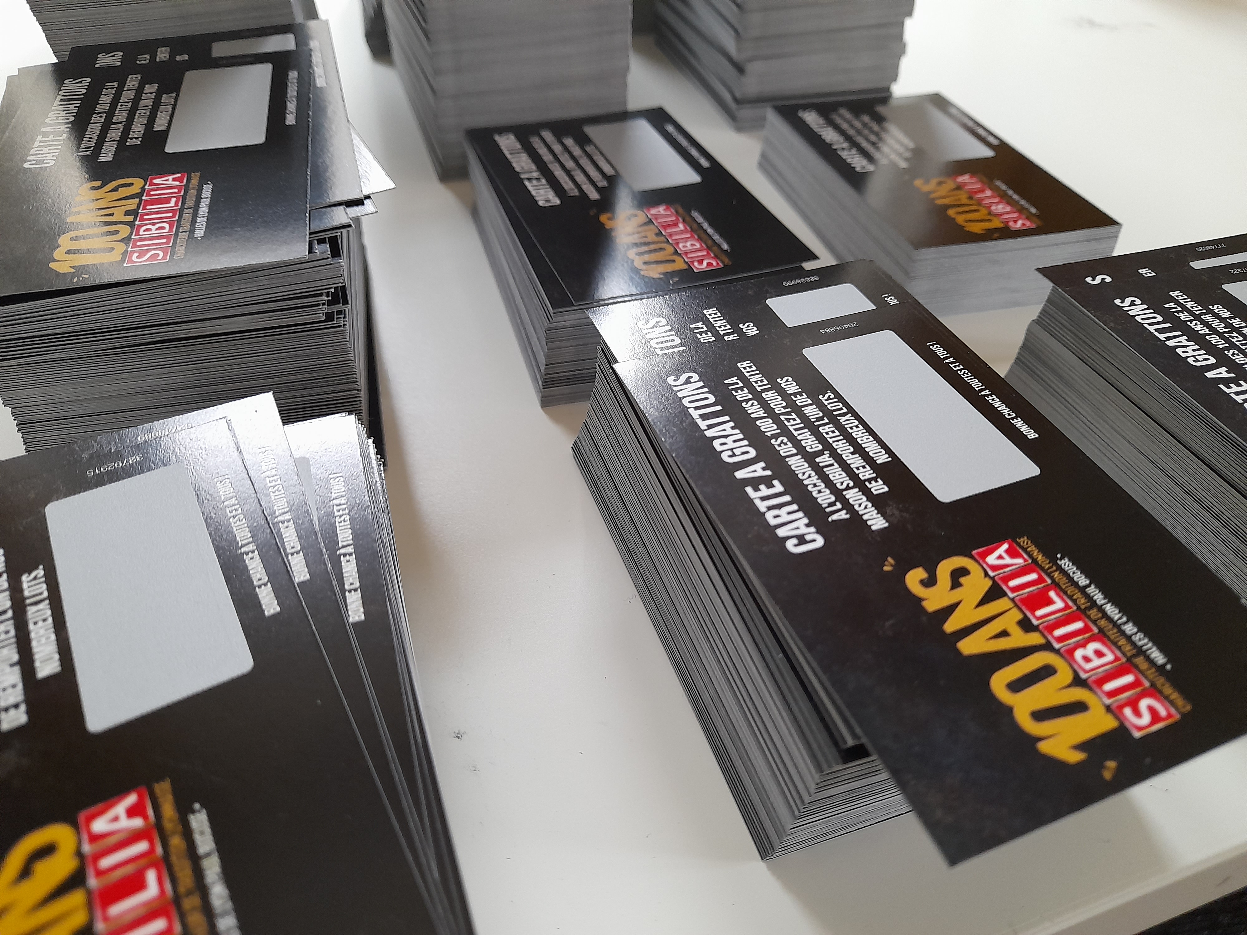 Sono gli anni '80 quando i giochi a grattare arrivano in Francia e, da allora, l'interesse del pubblico non è mai diminuito. Il successo è tale che ora si integra nei <a href='https://www.scratcher.fr/cartes-a-gratter'>giochi a grattare nelle strategie di marketing</a> della maggior parte delle aziende. Quindi, quando un'azienda vuole realizzare un'animazione commerciale, le <a href='https://www.scratcher.fr/cartes-a-gratter'>cartoline grattabili</a> possono essere utilizzate sia per attirare nuovi clienti che per fidelizzare quelli esistenti. Perché questa strategia produce risultati così rilevanti? Sono gli anni '80 quando i giochi a grattare arrivano in Francia e, da allora, l'interesse del pubblico non è mai diminuito. Il successo è tale che ora si integra nei <a href='https://www.scratcher.fr/cartes-a-gratter'>giochi a grattare nelle strategie di marketing</a> della maggior parte delle aziende. Quindi, quando un'azienda vuole realizzare un'animazione commerciale, le <a href='https://www.scratcher.fr/cartes-a-gratter'>cartoline grattabili</a> possono essere utilizzate sia per attirare nuovi clienti che per fidelizzare quelli esistenti. Perché questa strategia produce risultati così rilevanti?