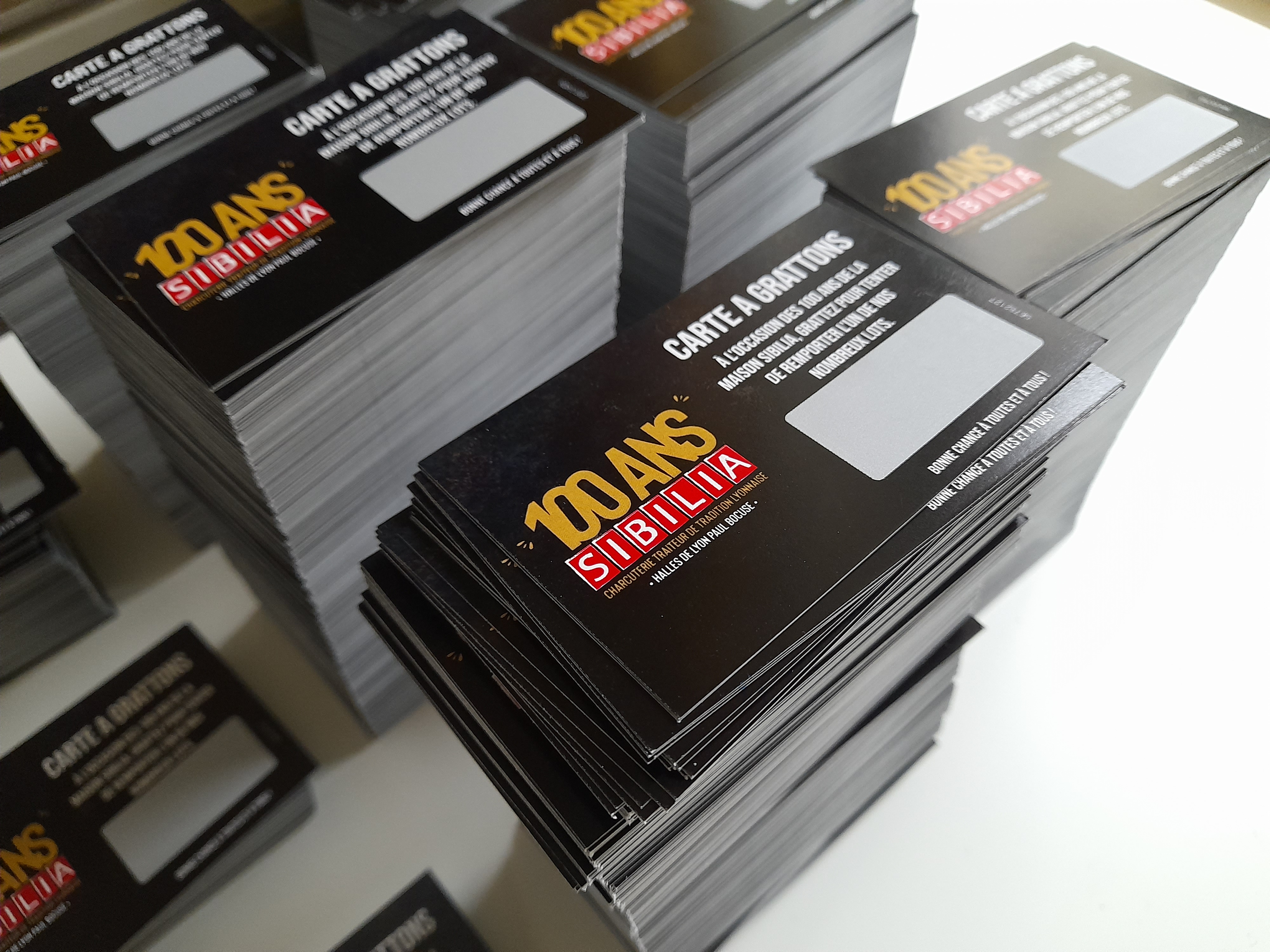 Sono gli anni '80 quando il gratta e vinci conosce un successo che non si è affievolito da allora. Gli anni passano, ed è ancora molto popolare tra i francesi. Oltre al piacere personale di andare a prendere il giornale, la cartolina gratta e vinci è anche utilizzata come mezzo di comunicazione dalle aziende, mentre altre la mettono in evidenza in varie promozioni commerciali. Ma in fondo, perché funziona così bene e come utilizzarla efficacemente per la tua azienda? Sono gli anni '80 quando il gratta e vinci conosce un successo che non si è affievolito da allora. Gli anni passano, ed è ancora molto popolare tra i francesi. Oltre al piacere personale di andare a prendere il giornale, la cartolina gratta e vinci è anche utilizzata come mezzo di comunicazione dalle aziende, mentre altre la mettono in evidenza in varie promozioni commerciali. Ma in fondo, perché funziona così bene e come utilizzarla efficacemente per la tua azienda?