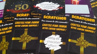 Lasciate che i vostri clienti grattino tutti i tipi di biglietti regalo, carrello, baule o sacca per scoprire cosa contengono! Lasciate che i vostri clienti grattino tutti i tipi di biglietti regalo, carrello, baule o sacca per scoprire cosa contengono!